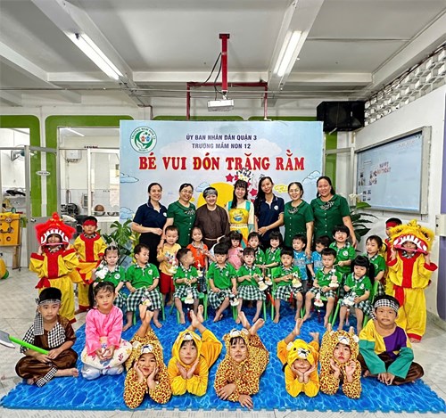 Bé vui đón trung thu